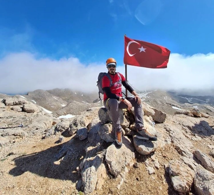 Berit Dağı zirvesinde Türk ve Filistin bayrakları dalgalandı
