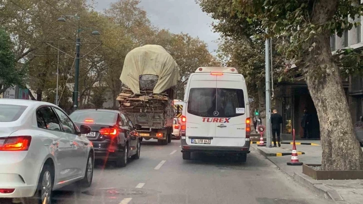 Beşiktaş’ta aşırı yüklü kamyon tehlike saçtı: O anlar kamerada
