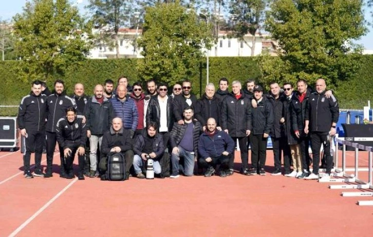 Beşiktaş teknik ekibi, basın mensuplarıyla aynı karede!