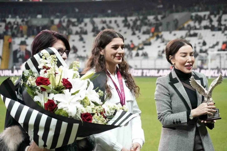 Beşiktaş yönetiminden, şampiyon güreşçi Nesrin Baş’a plaket
