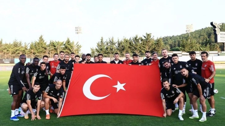 Beşiktaşlı futbolcular, Cumhuriyet'in 100. yılını kutladı