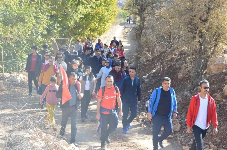 Besni’de doğa yürüyüşü gerçekleştirildi
