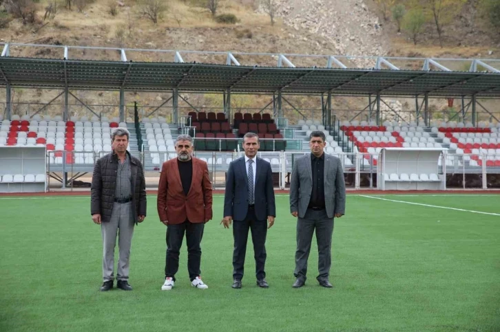 Besni sentetik çim yüzeyli futbol sahası yenilendi
