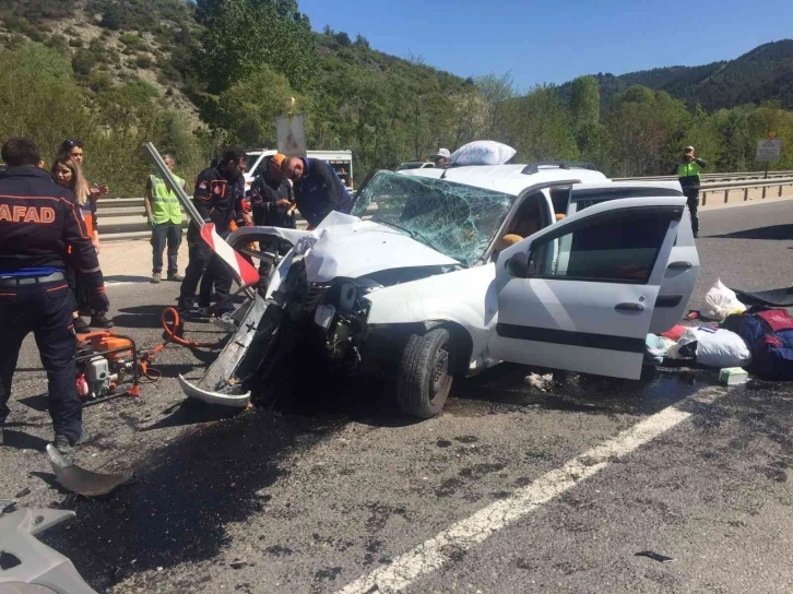 Beton bariyerlere çarpan araçta sıkışan yolcuyu AFAD ekipleri kurtardı
