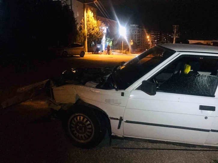 Beton bariyerlere çarptı, aracını bırakıp kaçtı
