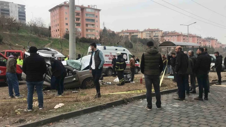 Beton direğe çarpan hafif ticari araç hurdaya döndü, sürücü hayatını kaybetti
