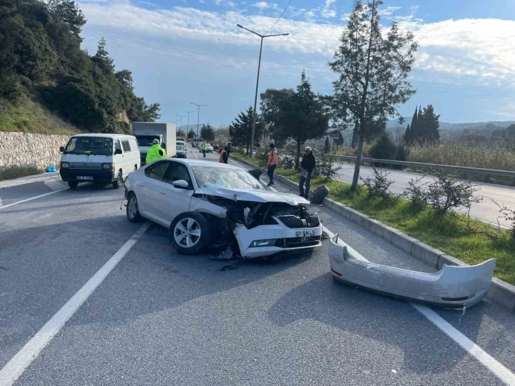 Beton direğe çarpan otomobilin sürücüsü yaralandı
