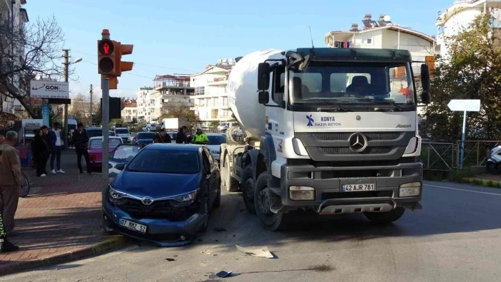 Beton mikserinin çarptığı otomobil trafik ışığına vurarak durabildi
