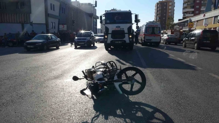 Beton mikserinin motosikletliyi ezmesi anbean görüntülendi
