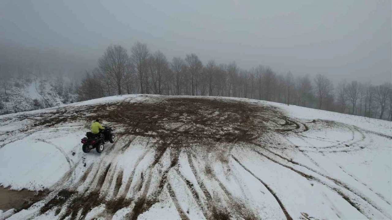 Beyaz örtüyle kaplı ormanlık alandaki Off-Road keyfi dron ile görüntülendi
