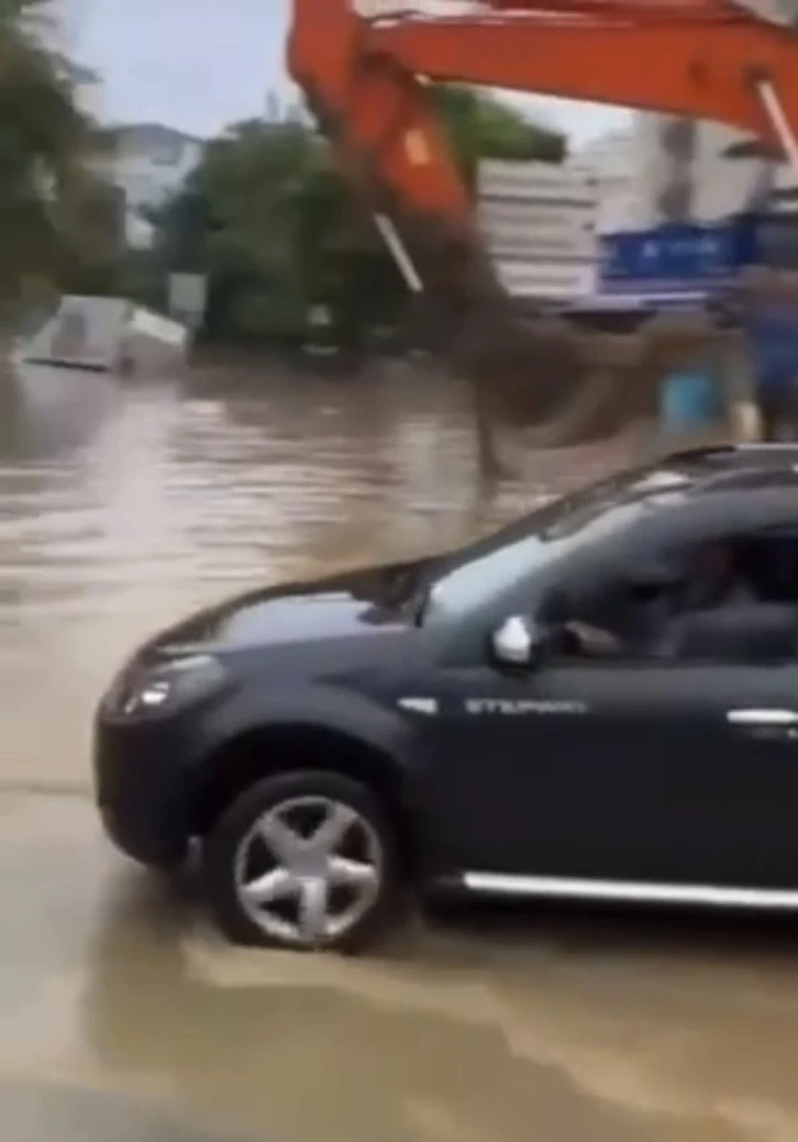 Beykoz’da göle dönen yolda araçlar mahsur kaldı
