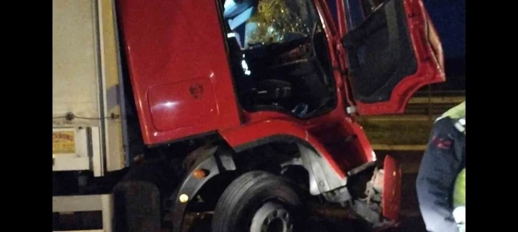 Beykoz’da kontrolden çıkan tır bariyere ve başka bir tıra çarptı: 1 yaralı
