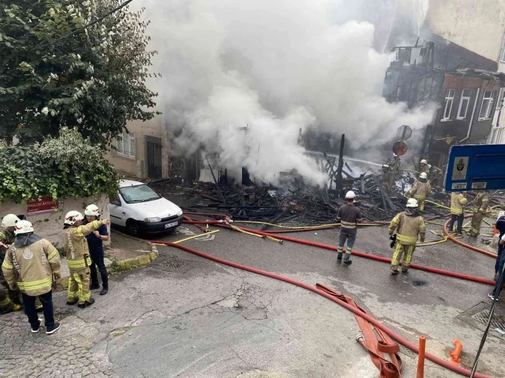 Beykoz’da yangında mahsur kalan yaşlı kadını ve oğlunu itfaiye kurtardı
