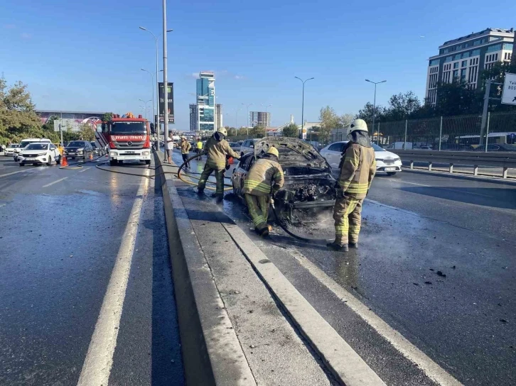 Beylikdüzü E-5’te seyir halindeki otomobil alev alev yandı
