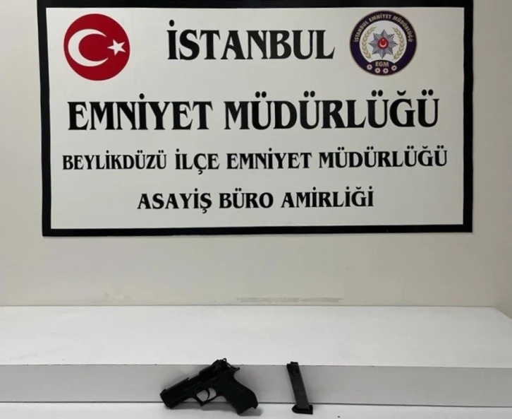 Beylikdüzü’nde bir grup gencin havaya ateş açtığı anlar kamerada
