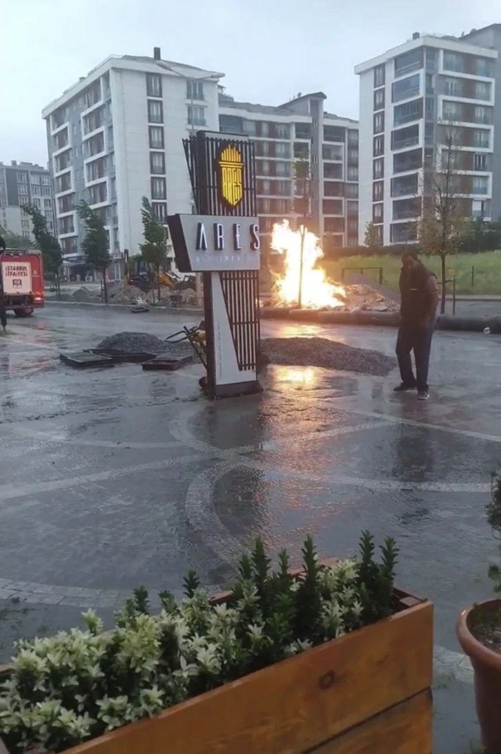 Beylikdüzü’nde doğalgaz borusu alev aldı, mahallede panik yaşandı
