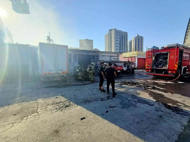 Beylikdüzü’nde sanayi sitesinde korkutan patlama: O anlar kamerada
