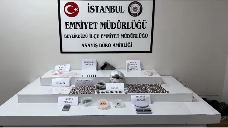 Beylikdüzü’nde uyuşturucu satıcısının evinden kalem şeklinde suikast silahı çıktı
