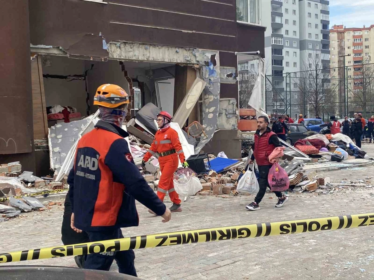 Beylikdüzü’ndeki patlamada apartman görevlisinin doğalgazla intihar ettiği iddiası
