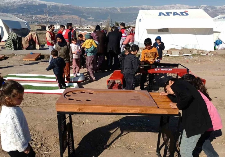 Beyoğlu Belediyesi’nin mobil oyun parkuru depremzede çocukların yüzünü güldürdü
