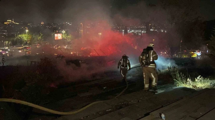 Beyoğlu Evlendirme Dairesi’nin bahçesinde korkutan yangın: Tahta yürüyüş yolu alev alev yandı
