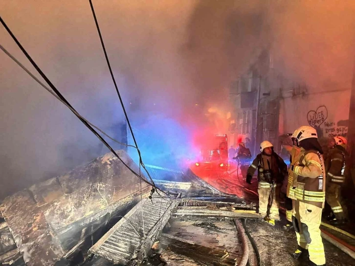 Beyoğlu’nda 3 katlı ahşap bina alevlere teslim oldu
