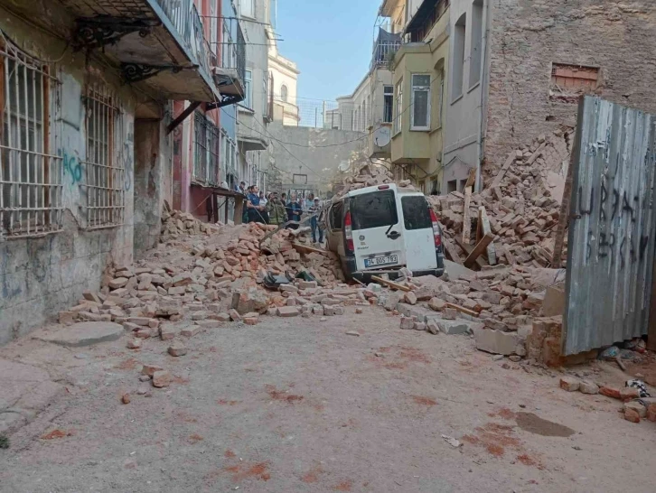 Beyoğlu’nda 4 katlı metruk bina çöktü
