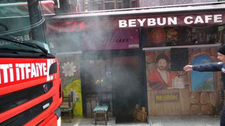 Beyoğlu’nda çatı yangını paniğe neden oldu
