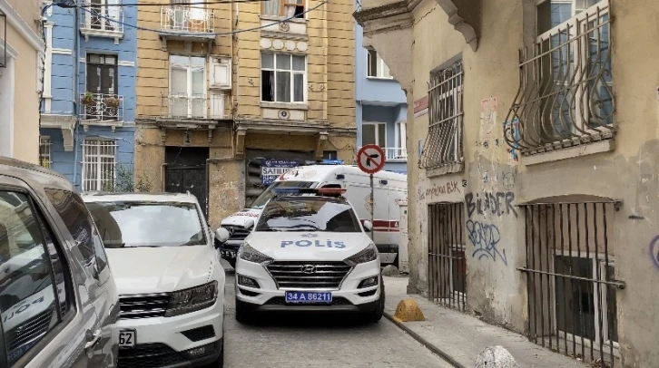 Beyoğlu’nda kötü koku yayılan evden ceset çıktı
