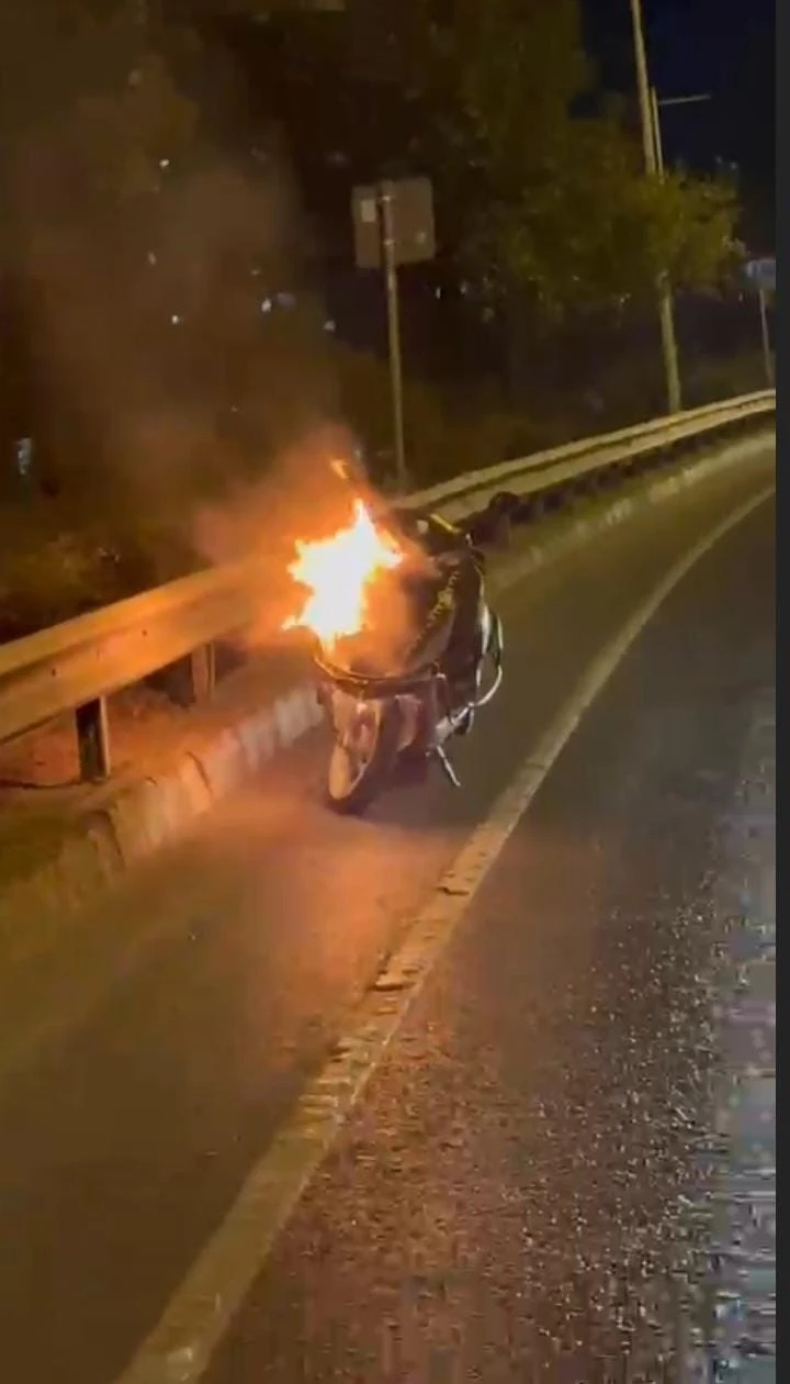 Beyoğlu’nda kuryenin motosikleti alev alev yandı
