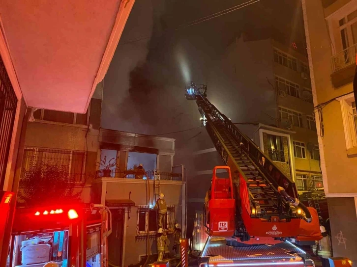 Beyoğlu’nda metruk binada başlayan yangın 5 binaya sıçradı, yükselen alevler geceyi aydınlattı
