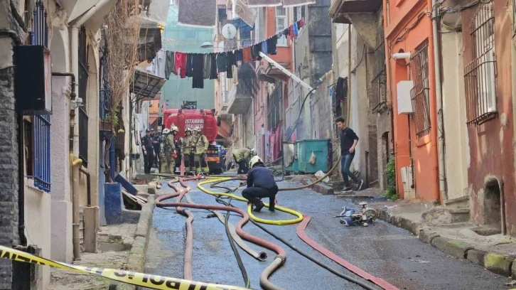 Beyoğlu’nda yangında can pazarı: Binalardan alevler yükseldi, içeride mahsur kalanlar oldu
