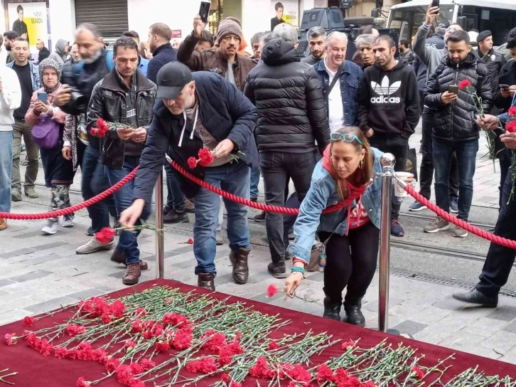 Beyoğlu’ndaki bombalı saldırıda hayatını kaybedenler anısına vatandaşlar karanfil bıraktı
