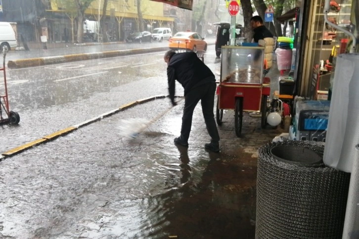 Beyoğlu'nda esnafın yağmurla imtihanı