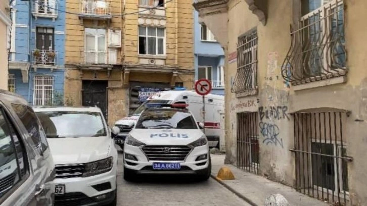 Beyoğlu’nda kötü koku yayılan evden ceset çıktı