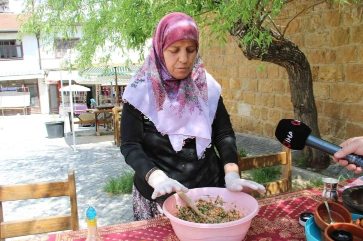 Beypazarı’nın meşhur sarması ustasının elinden böyle yapılıyor
