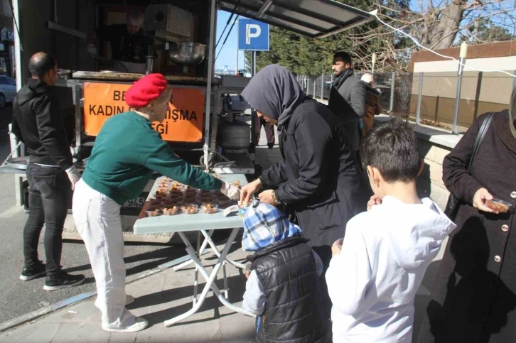 Beyşehir’de deprem felaketinin yıl dönümü dolayısıyla lokma dağıtıldı
