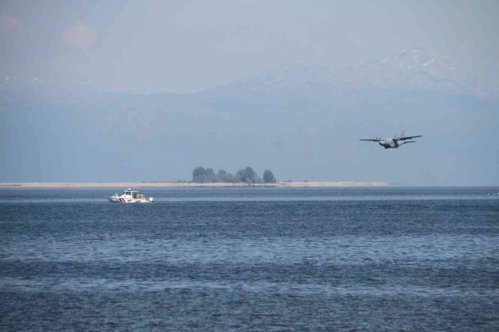 Beyşehir Gölü üzerinde bot ve paraşütçü atma tatbikatı
