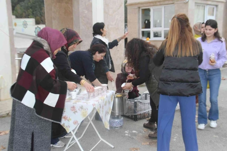 Beyşehirli kadınlardan üniversite öğrencilerine sıcak çorba ikramı
