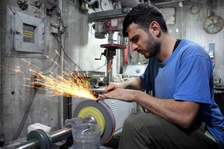 Bıçak ustaları siparişleri yetiştirebilmek için gece gündüz çalışıyor
