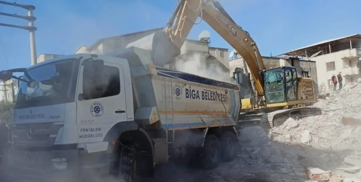 Biga Belediyesi’nin personel ve iş makineleri deprem bölgesinde
