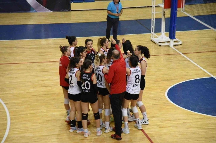 Bilecik Belediye Spor Kadın Voleybol Takımı 3: Tepebaşı Gençlik Spor: 1
