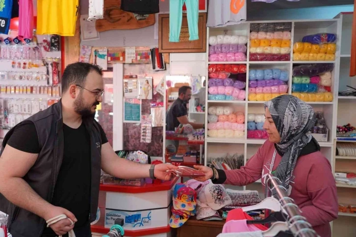 Bilecik Belediyesi’nden esnaf ve vatandaşlara bayrak hediyesi
