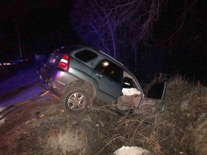 Bilecik’te alkollü sürücünün kullandığı araç köprüden aşağı düştü, 2 yaralı
