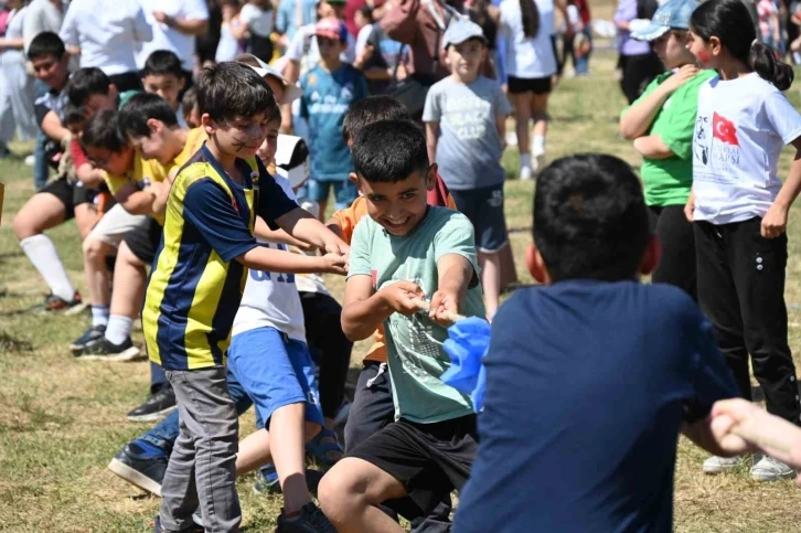 Bilecik’te binlerce çocuk unutulmaya yüz tutmuş oyunları hep birlikte oynadı
