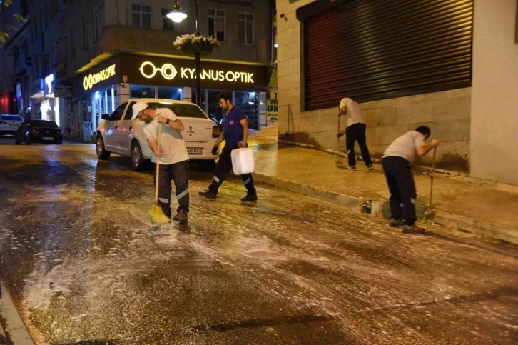 Bilecik’te cadde ve sokakları yıkadı, çöp konteynerlerini dezenfekte etti
