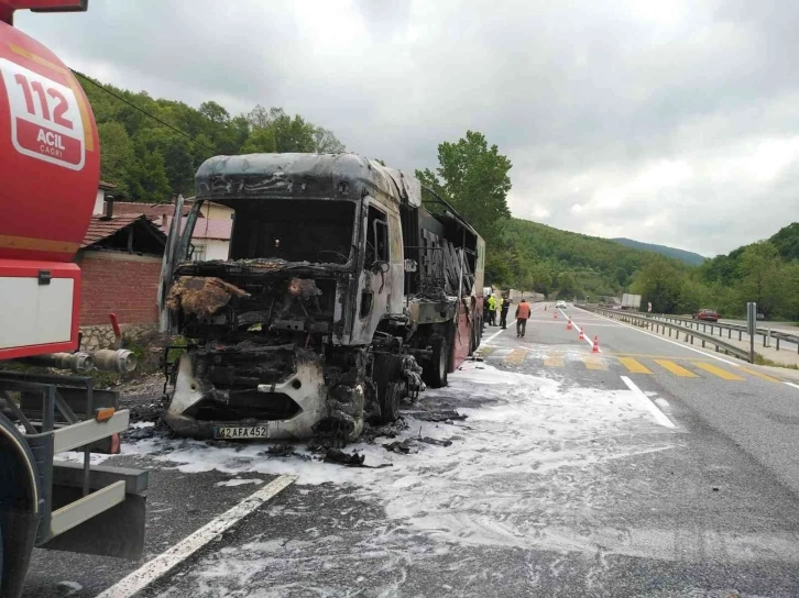 Bilecik’te cam yüklü tır alev alev yandı
