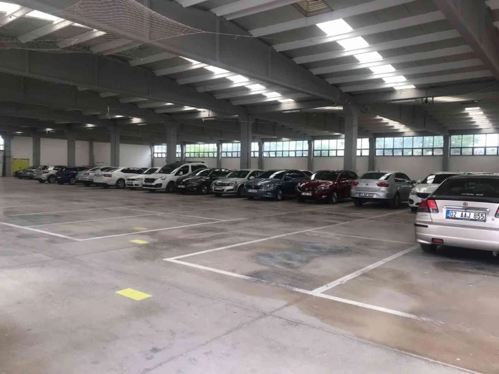 Bilecik’te ’Dolu’ uyarısı sonrası otopark ve kapalı pazar alanında araç yoğunluğu yaşandı
