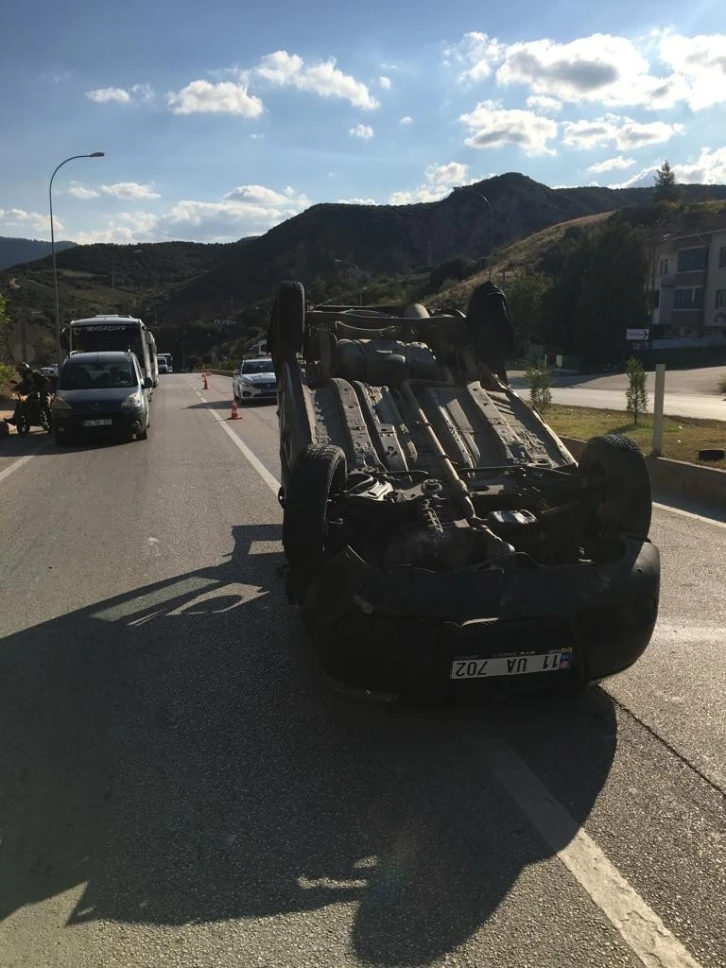 Bilecik’te karşı şeride geçen araç takla atarak bulabildi, sürücüsü yaralandı
