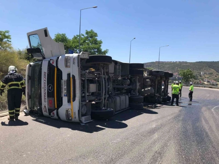 Bilecik’te kimyasal madde yüklü tır devrildi
